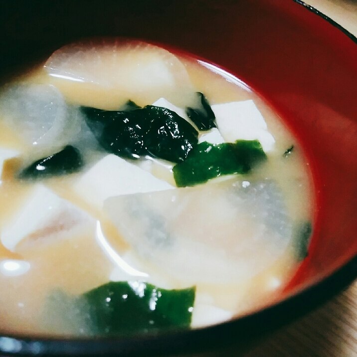豆腐と大根とわかめの味噌汁